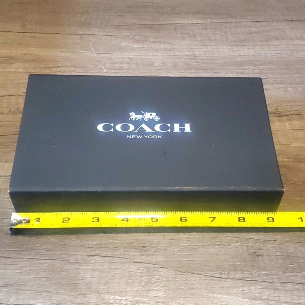 Coach wallet storage box with magnetic closure
